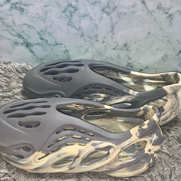 Adidas Yeezy Foam RNNR.Moon Gray.
